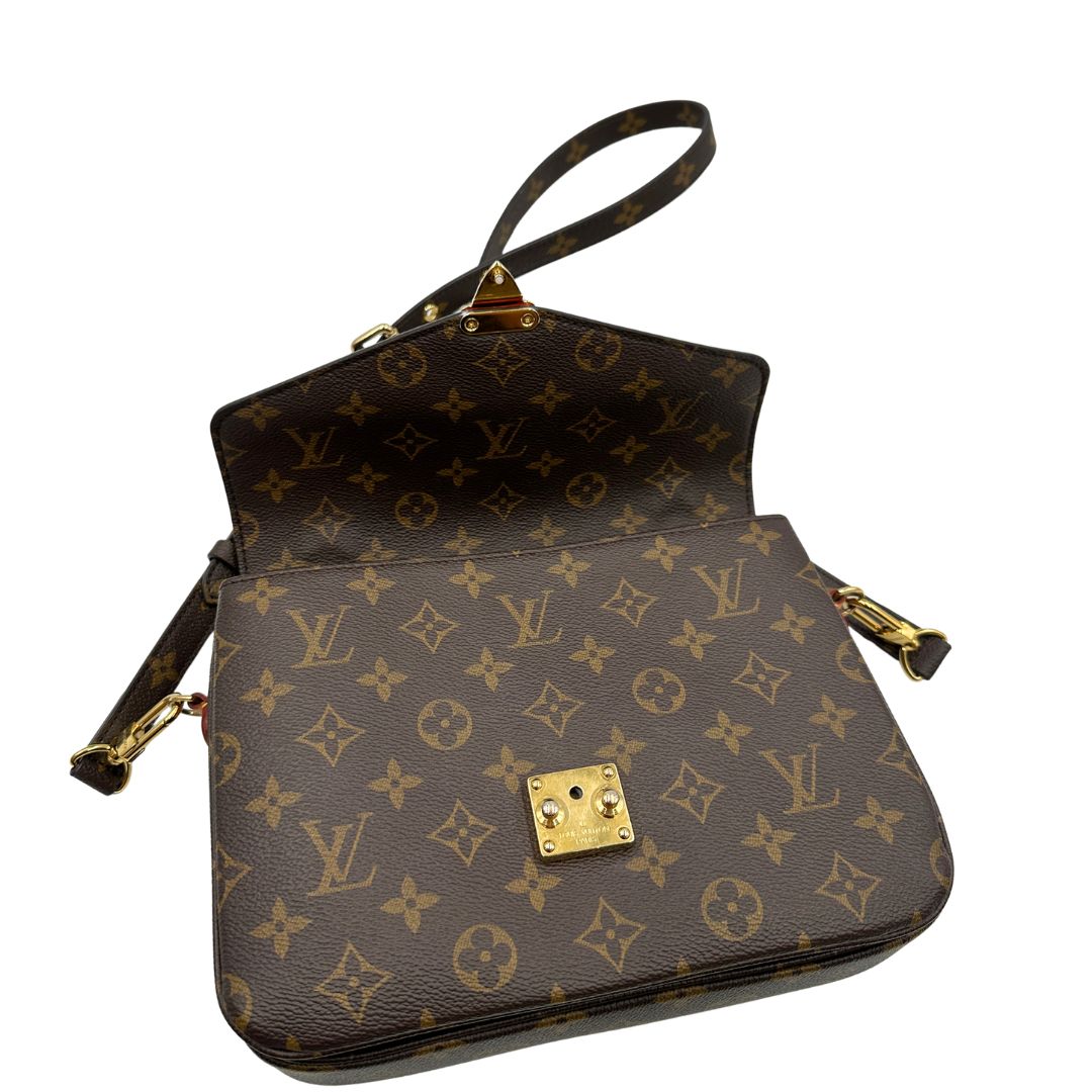chiusura Borsa LV in canvas monogrammato marrone 