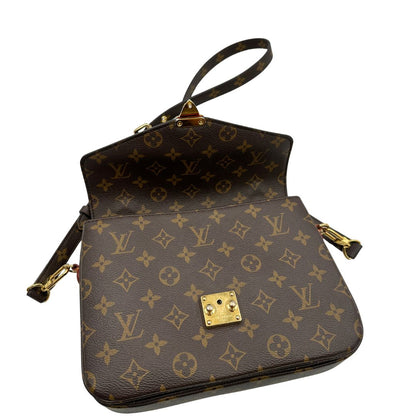 chiusura Borsa LV in canvas monogrammato marrone 