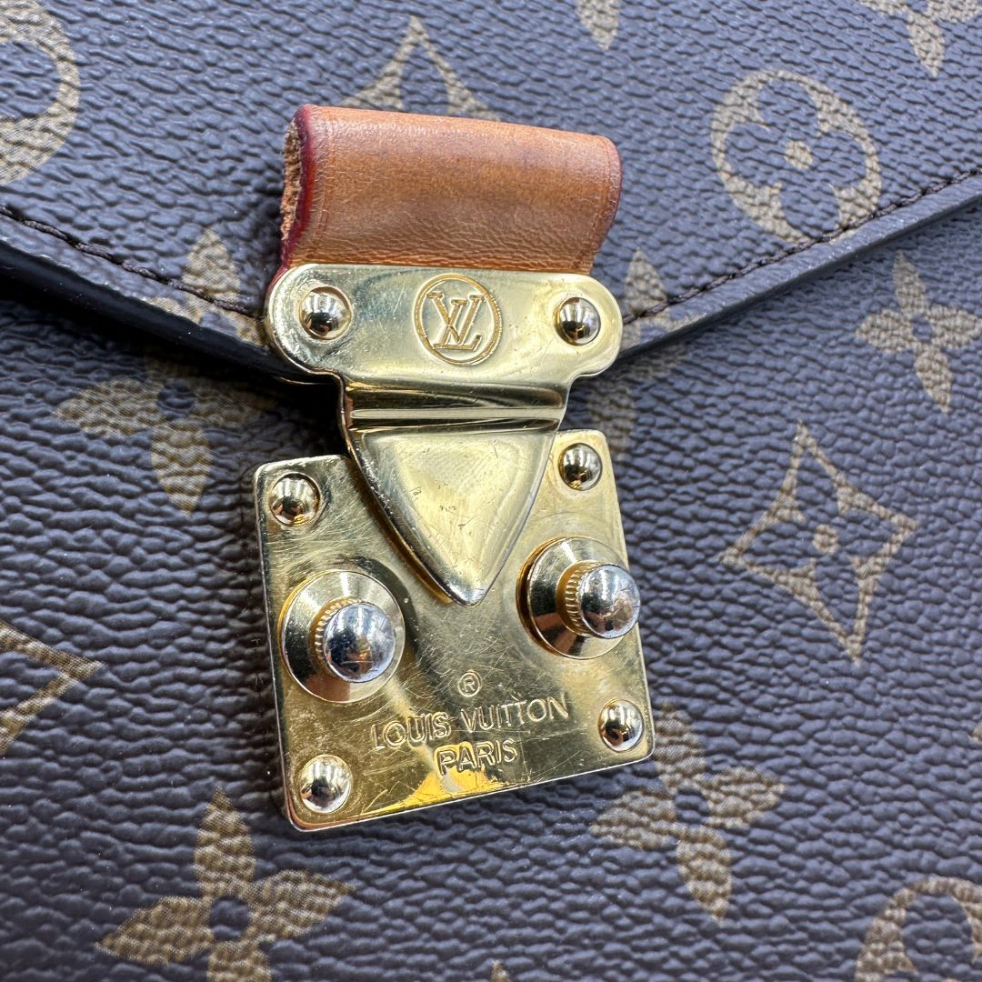 chiusura Borsa LV in canvas monogrammato marrone 