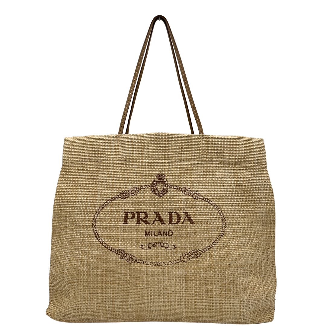 Front, Elegante borsa tote Prada in rafia beige con manici sottili in pelle e il grande logo stampato sul davanti. Originale, usata, di lusso, in ottime condizioni.