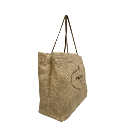 Lato, Elegante borsa tote Prada in rafia beige con manici sottili in pelle e il grande logo stampato sul davanti. Originale, usata, di lusso, in ottime condizioni.