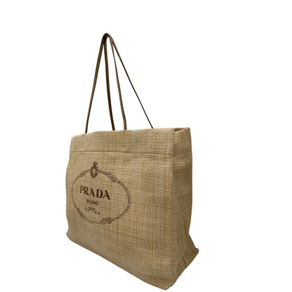 Lato, Elegante borsa tote Prada in rafia beige con manici sottili in pelle e il grande logo stampato sul davanti. Originale, usata, di lusso, in ottime condizioni.