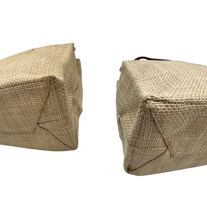 Angoli, Elegante borsa tote Prada in rafia beige con manici sottili in pelle e il grande logo stampato sul davanti. Originale, usata, di lusso, in ottime condizioni.