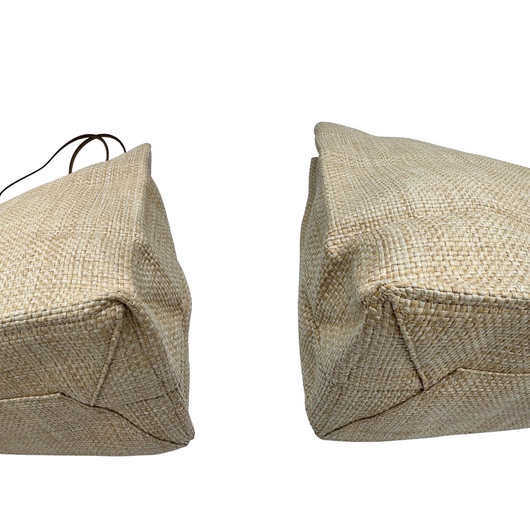 Angoli, Elegante borsa tote Prada in rafia beige con manici sottili in pelle e il grande logo stampato sul davanti. Originale, usata, di lusso, in ottime condizioni.