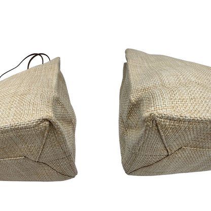 Angoli, Elegante borsa tote Prada in rafia beige con manici sottili in pelle e il grande logo stampato sul davanti. Originale, usata, di lusso, in ottime condizioni.