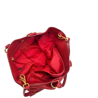 Interno, Borsa Prada in pelle martellata rossa, indossabile a mano e anche a tracolla. Originale, usata, di lusso, in ottime condizioni.