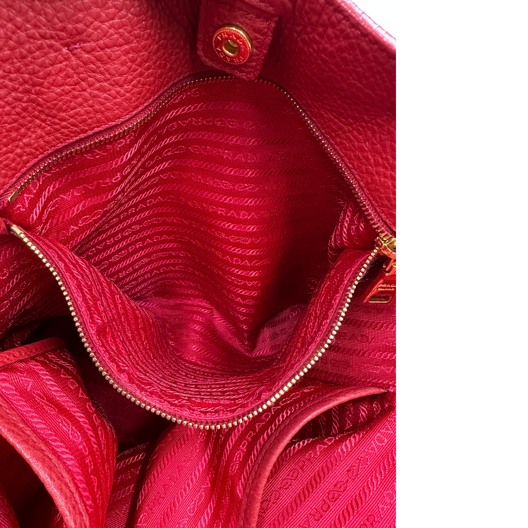 Tasca interna, Borsa Prada in pelle martellata rossa, indossabile a mano e anche a tracolla. Originale, usata, di lusso, in ottime condizioni.