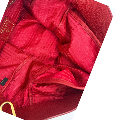 Interno, Borsa Prada in pelle martellata rossa, indossabile a mano e anche a tracolla. Originale, usata, di lusso, in ottime condizioni.
