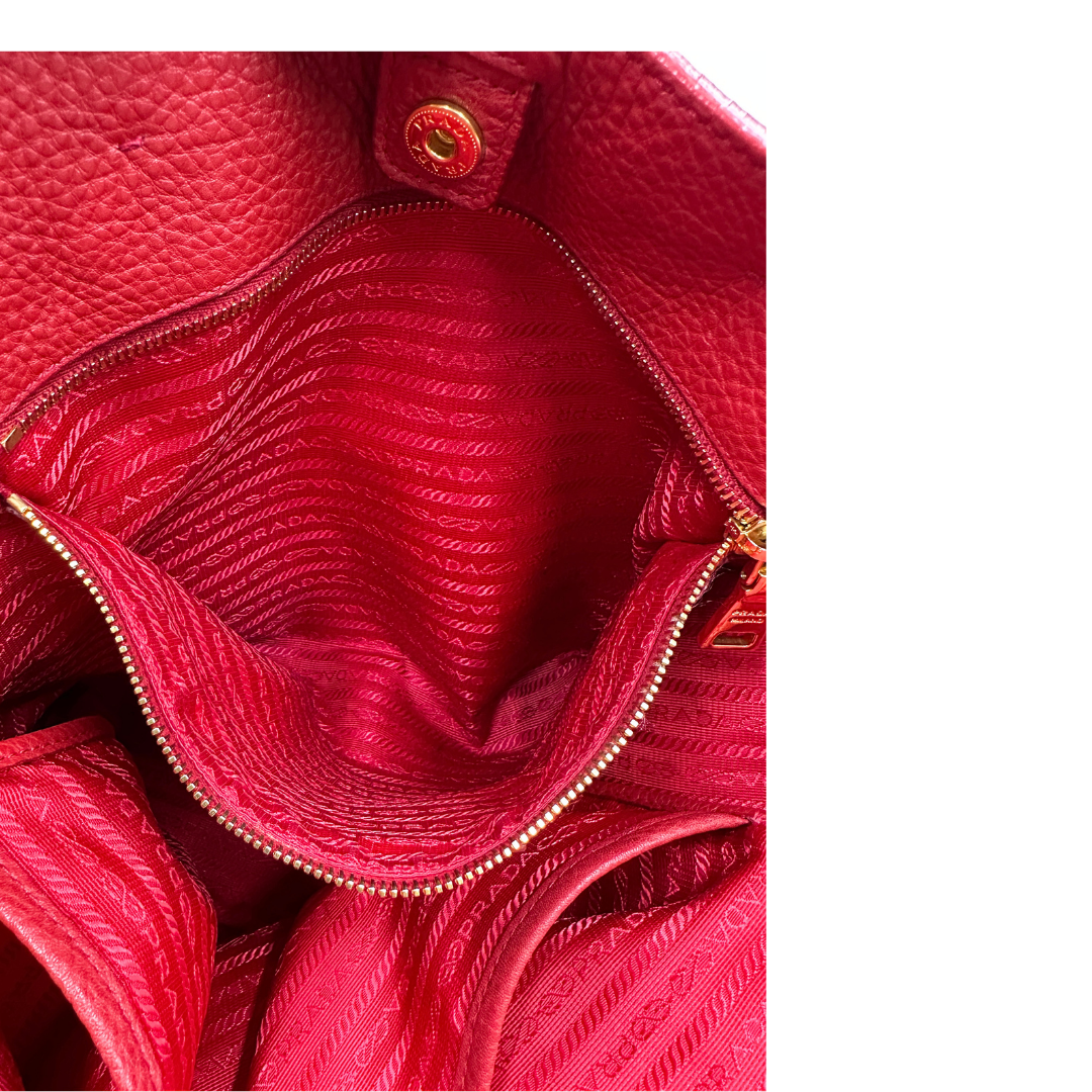 Interno tasca, Borsa Prada in pelle martellata rossa, indossabile a mano e anche a tracolla. Originale, usata, di lusso, in ottime condizioni.