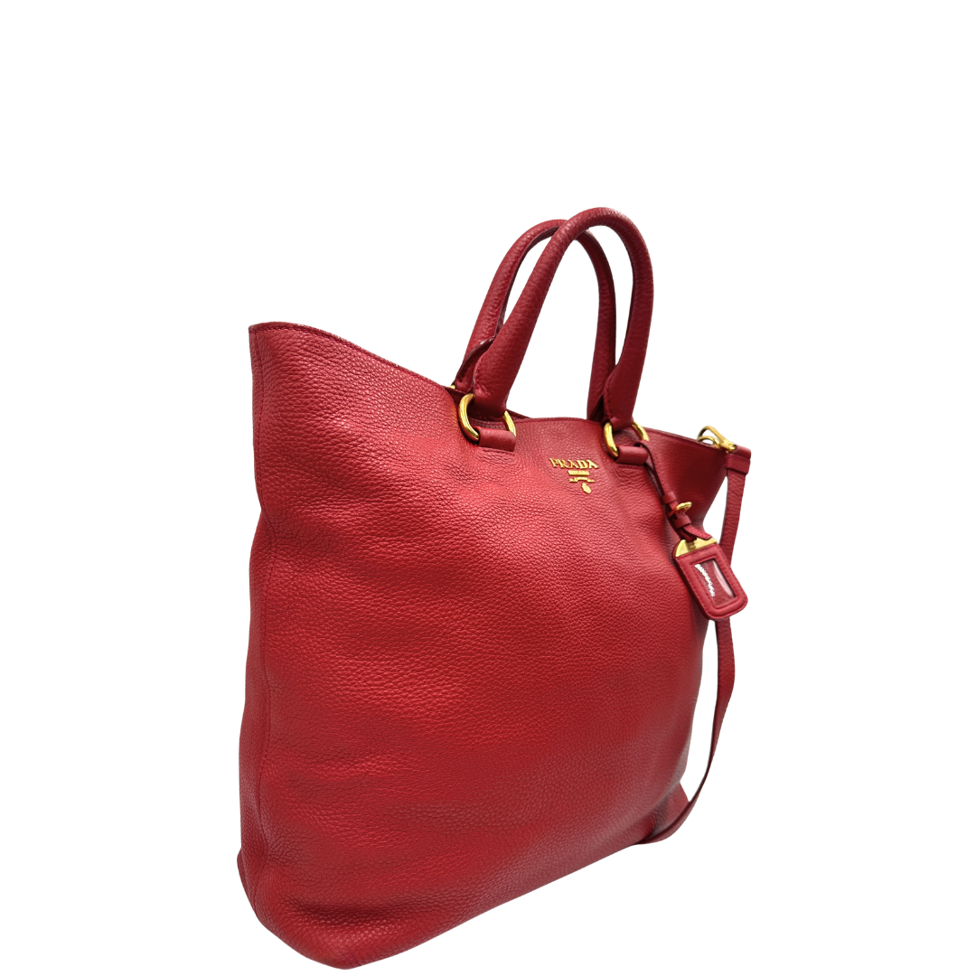 Lato, Borsa Prada in pelle martellata rossa, indossabile a mano e anche a tracolla. Originale, usata, di lusso, in ottime condizioni.