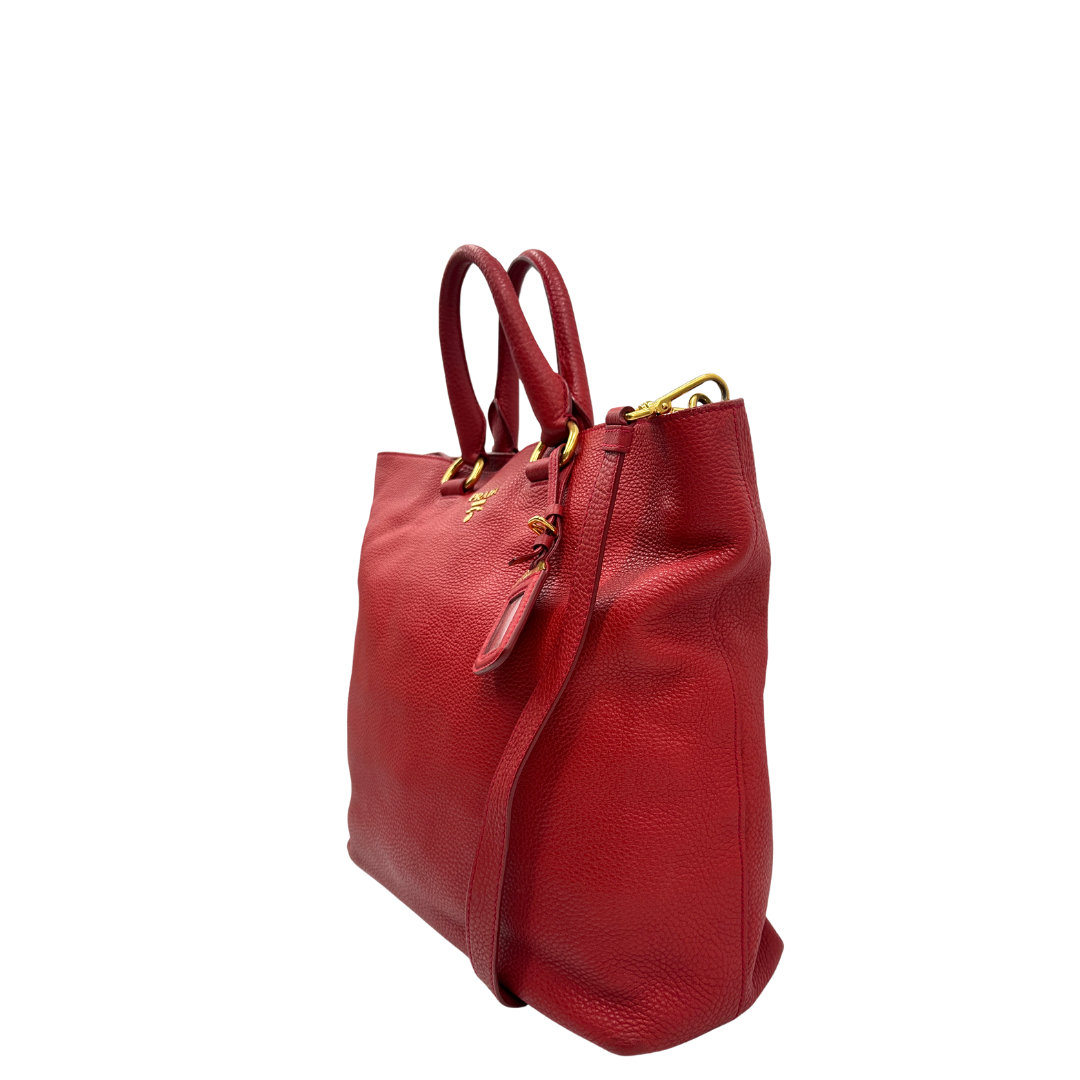 Lato, Borsa Prada in pelle martellata rossa, indossabile a mano e anche a tracolla. Originale, usata, di lusso, in ottime condizioni.