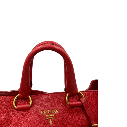 Manici, Borsa Prada in pelle martellata rossa, indossabile a mano e anche a tracolla. Originale, usata, di lusso, in ottime condizioni.