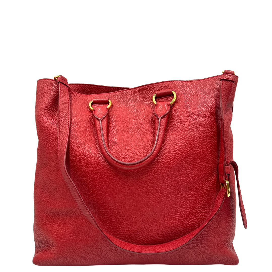 Retro, Borsa Prada in pelle martellata rossa, indossabile a mano e anche a tracolla. Originale, usata, di lusso, in ottime condizioni.