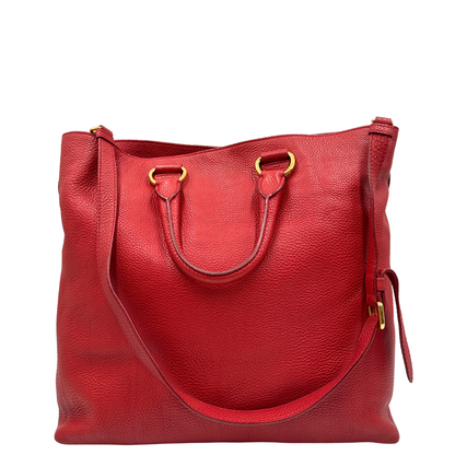 Retro, Borsa Prada in pelle martellata rossa, indossabile a mano e anche a tracolla. Originale, usata, di lusso, in ottime condizioni.