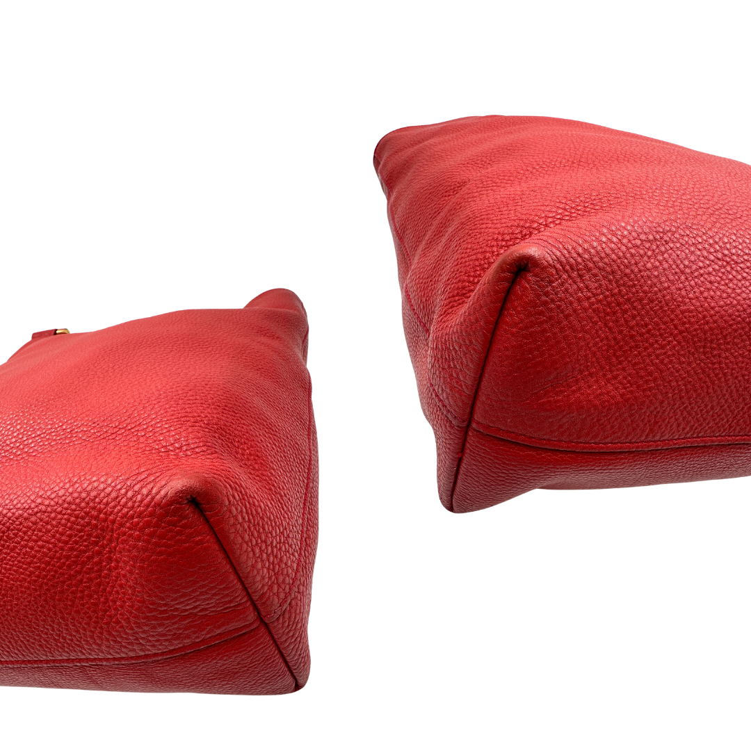 Angoli, Borsa Prada in pelle martellata rossa, indossabile a mano e anche a tracolla. Originale, usata, di lusso, in ottime condizioni.