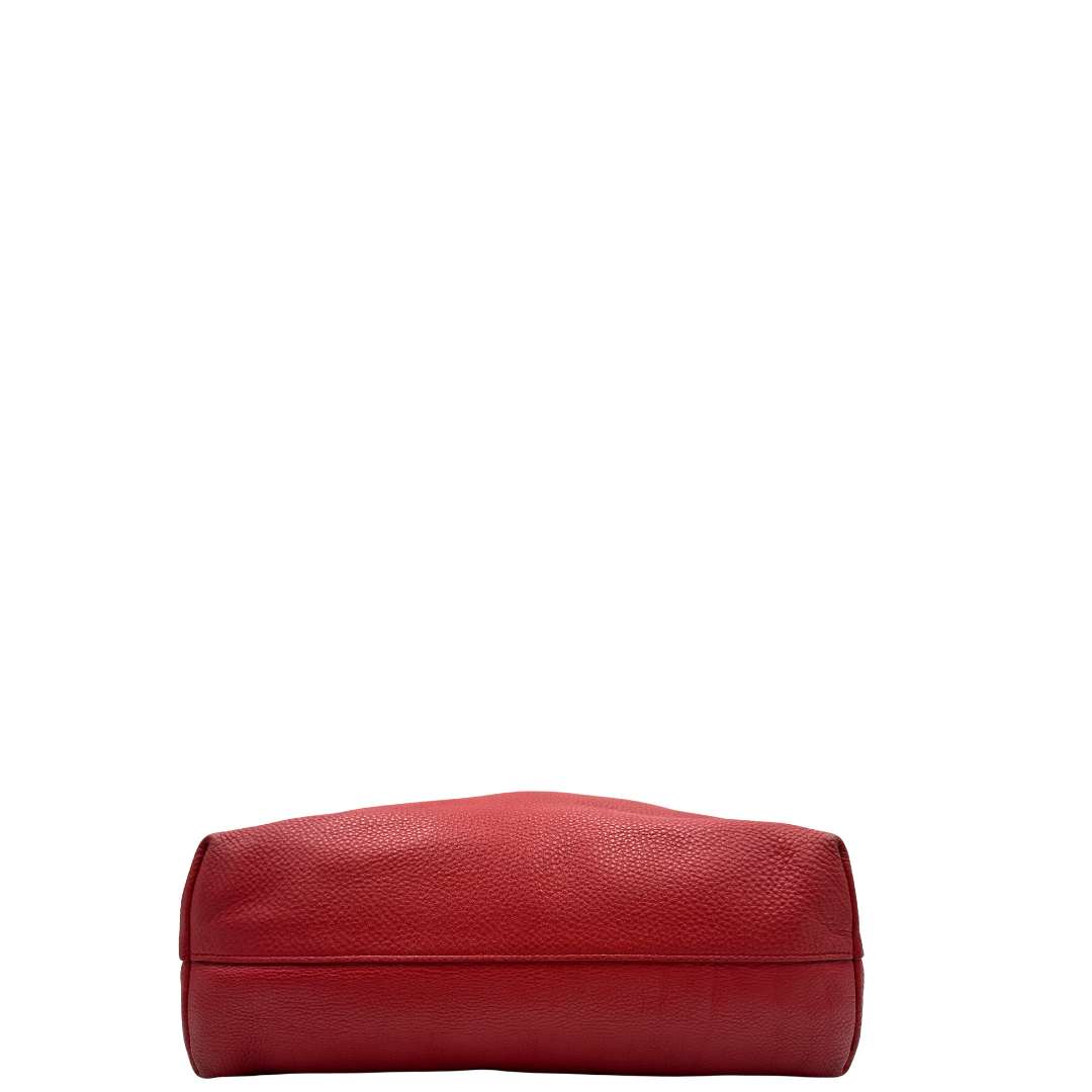 Base, Borsa Prada in pelle martellata rossa, indossabile a mano e anche a tracolla. Originale, usata, di lusso, in ottime condizioni.