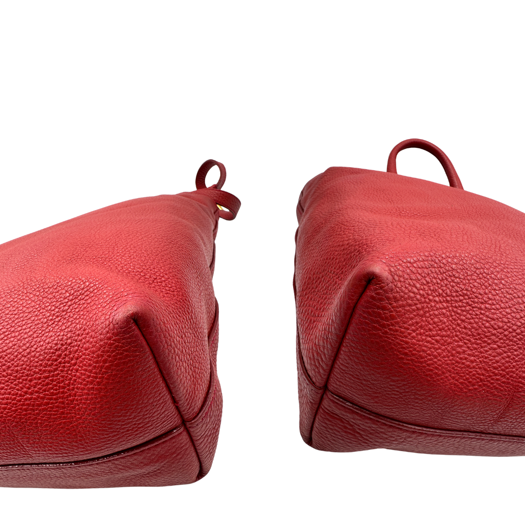 Angoli, Borsa Prada in pelle martellata rossa, indossabile a mano e anche a tracolla. Originale, usata, di lusso, in ottime condizioni.