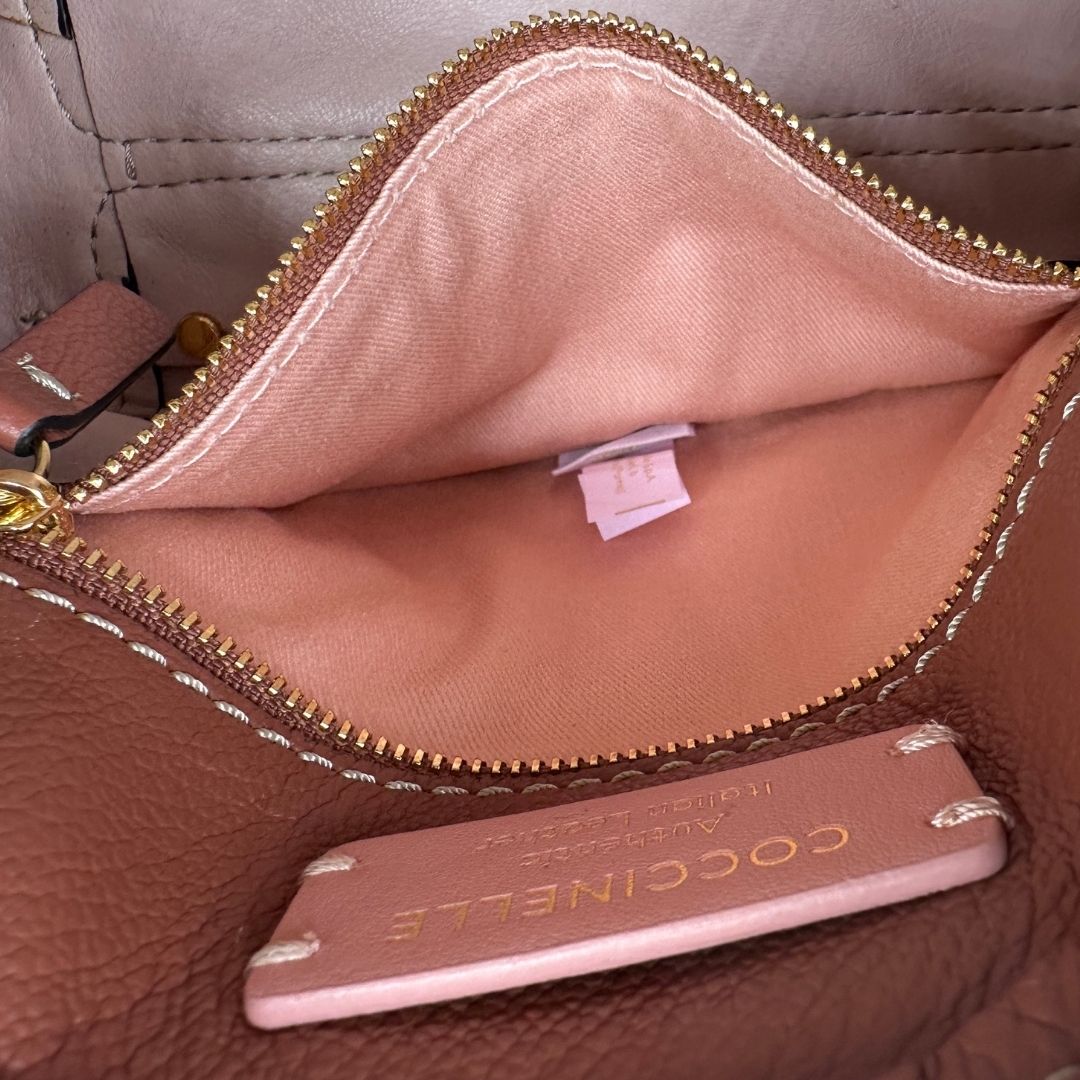 interno Borsa Coccinelle in pelle color marsala con hardware dorato, di lusso, originale, ottime condizioni, usata 