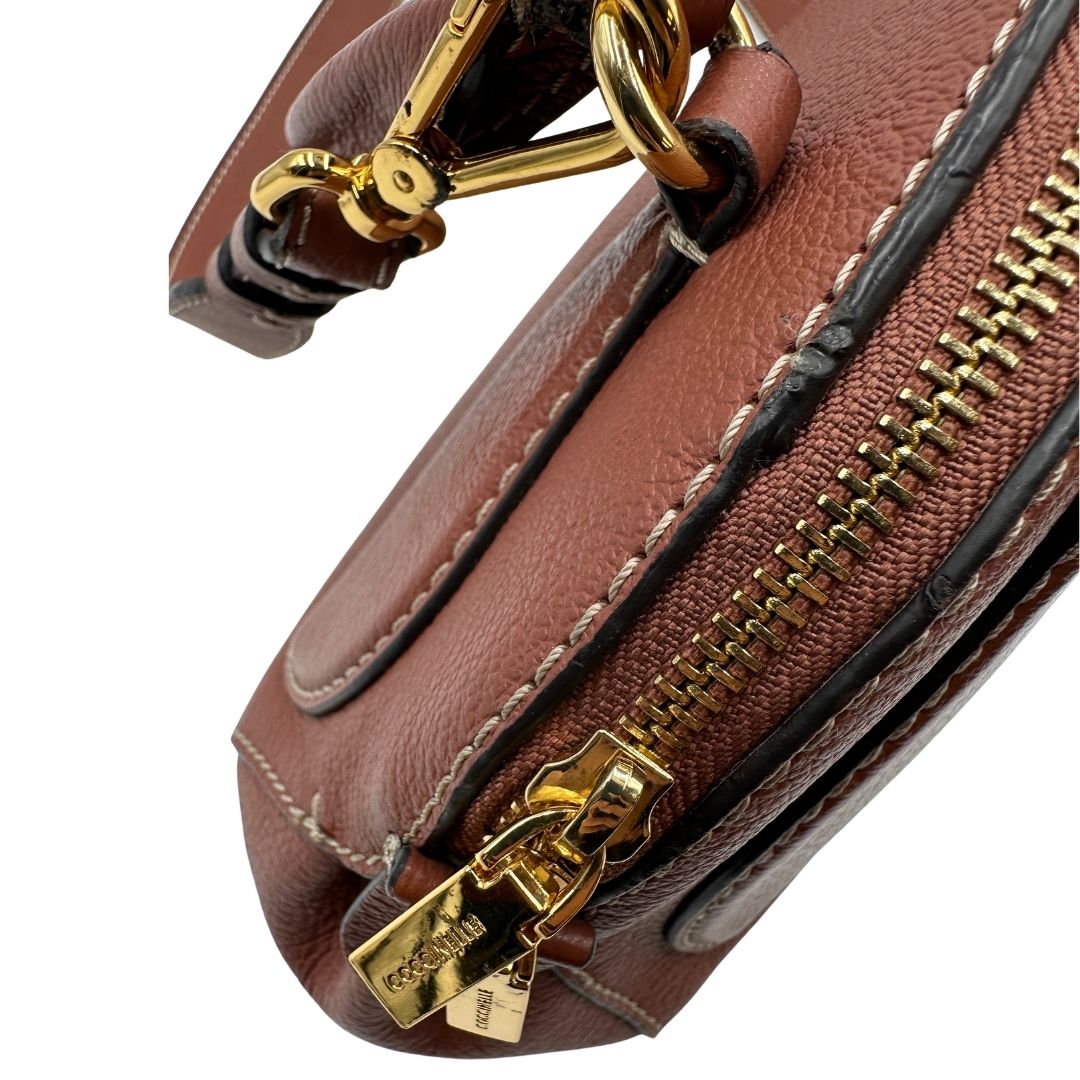 Borsa Coccinelle in pelle color marsala con hardware dorato, di lusso, originale, ottime condizioni, usata
