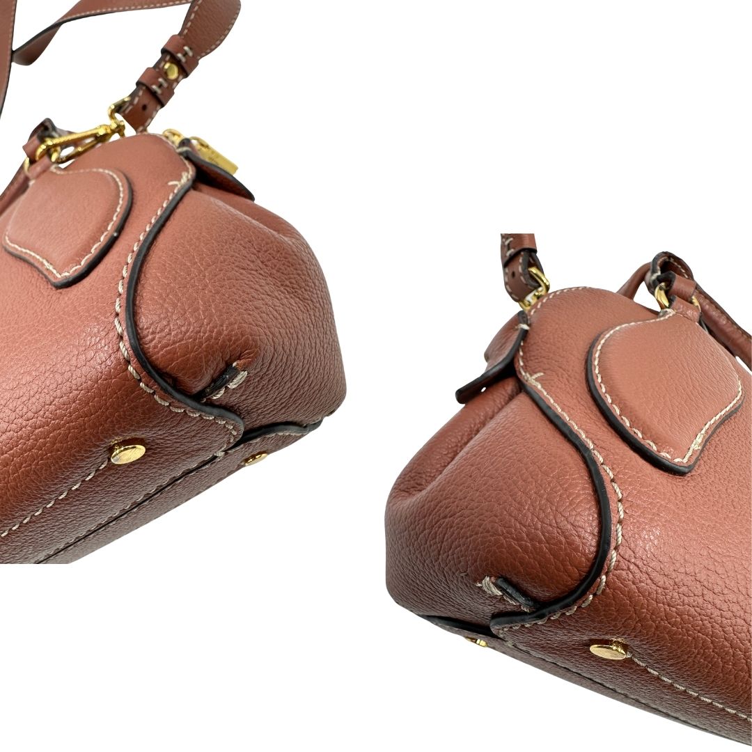 angoli Borsa Coccinelle in pelle color marsala con hardware dorato, di lusso, originale, ottime condizioni, usata