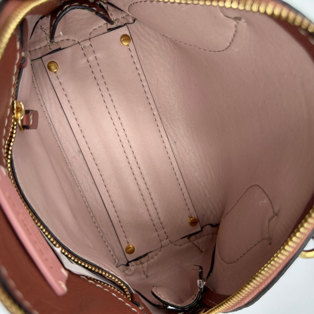 interno Borsa Coccinelle in pelle color marsala con hardware dorato, di lusso, originale, ottime condizioni, usata 