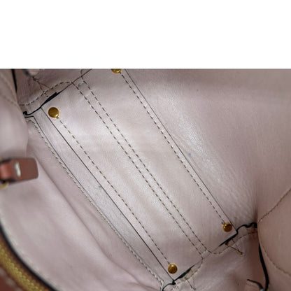 interno Borsa Coccinelle in pelle color marsala con hardware dorato, di lusso, originale, ottime condizioni, usata 