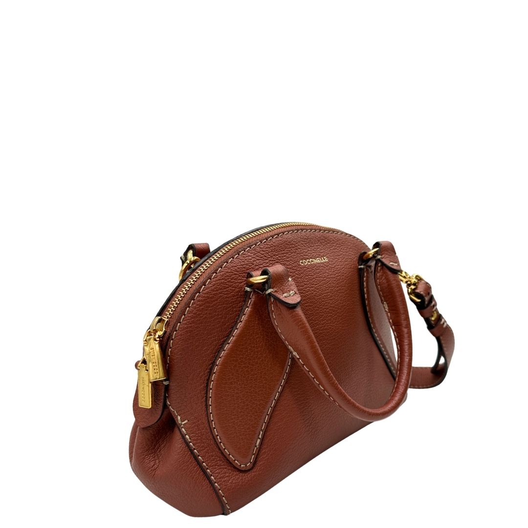 lato Borsa Coccinelle in pelle color marsala con hardware dorato, di lusso, originale, ottime condizioni, usata 