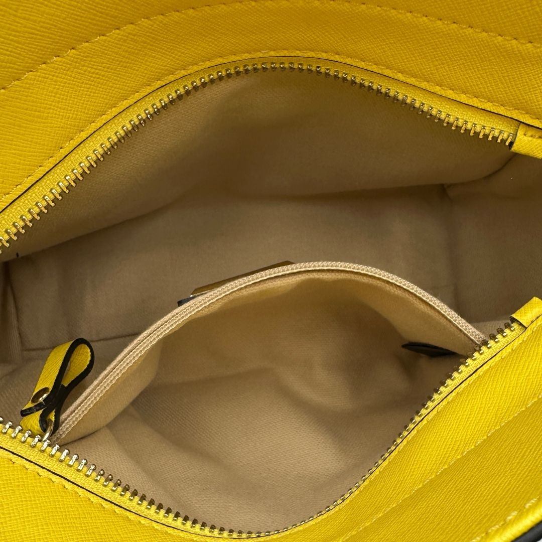 interno Borsa Coccinelle in pelle saffiano gialla 