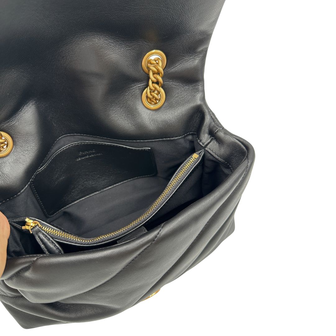Interno, Borsa Pinko nella versione media in morbida nappa nera trapuntata e hardware dorato, indossabile a tracolla o a spalla. Originale, usata, di lusso, in condizioni eccellenti.
