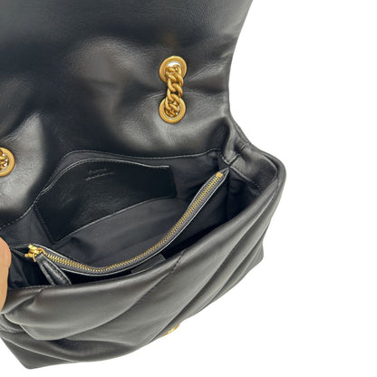 Interno, Borsa Pinko nella versione media in morbida nappa nera trapuntata e hardware dorato, indossabile a tracolla o a spalla. Originale, usata, di lusso, in condizioni eccellenti.