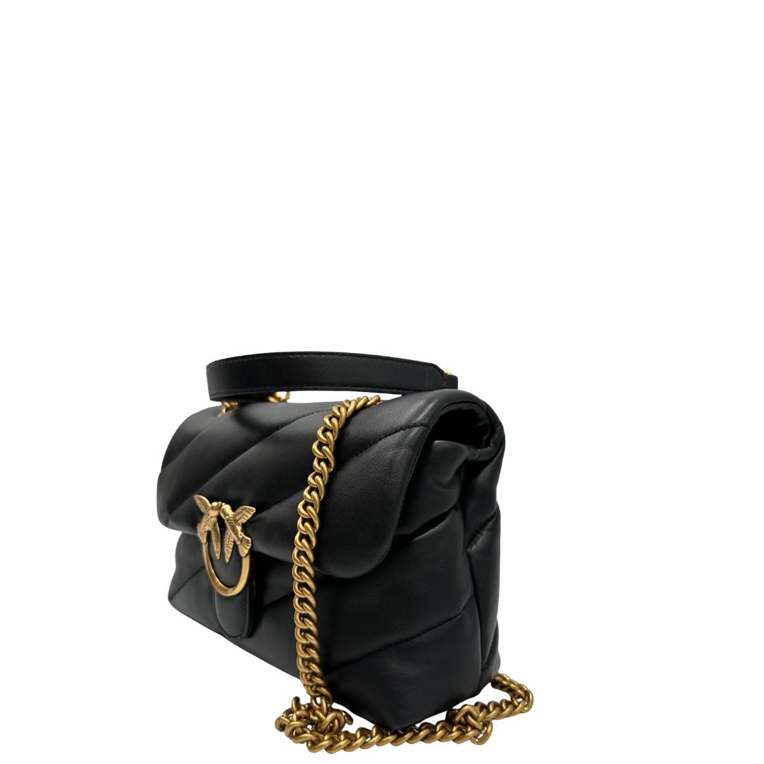 Lato, Borsa Pinko nella versione media in morbida nappa nera trapuntata e hardware dorato, indossabile a tracolla o a spalla. Originale, usata, di lusso, in condizioni eccellenti.