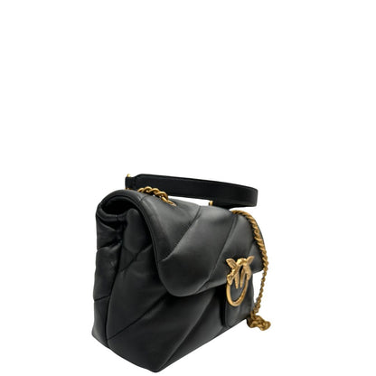 Lato, Borsa Pinko nella versione media in morbida nappa nera trapuntata e hardware dorato, indossabile a tracolla o a spalla. Originale, usata, di lusso, in condizioni eccellenti.