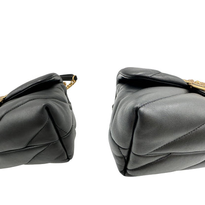 Angoli, Borsa Pinko nella versione media in morbida nappa nera trapuntata e hardware dorato, indossabile a tracolla o a spalla. Originale, usata, di lusso, in condizioni eccellenti.
