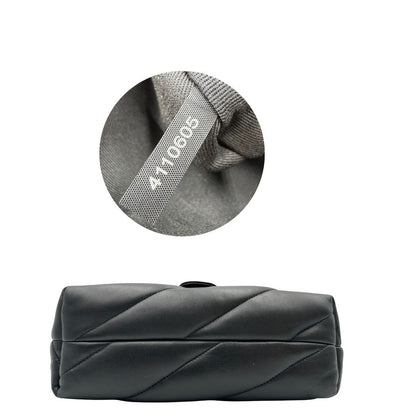 Base e codice, Borsa Pinko nella versione media in morbida nappa nera trapuntata e hardware dorato, indossabile a tracolla o a spalla. Originale, usata, di lusso, in condizioni eccellenti.