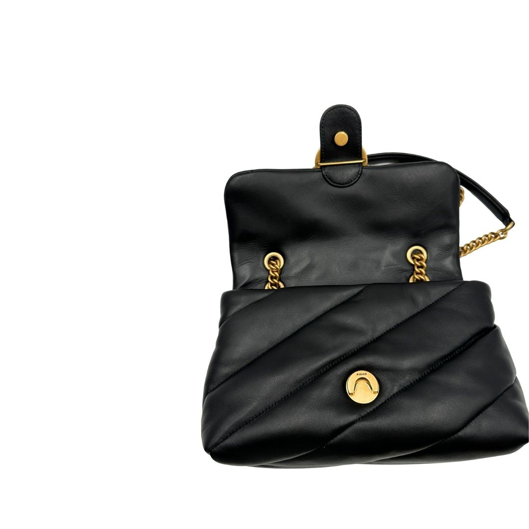  Borsa Pinko nella versione media in morbida nappa nera trapuntata e hardware dorato, indossabile a tracolla o a spalla. Originale, usata, di lusso, in condizioni eccellenti.