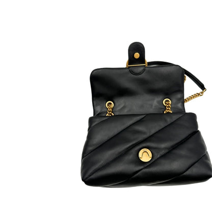 Borsa Pinko nella versione media in morbida nappa nera trapuntata e hardware dorato, indossabile a tracolla o a spalla. Originale, usata, di lusso, in condizioni eccellenti.
