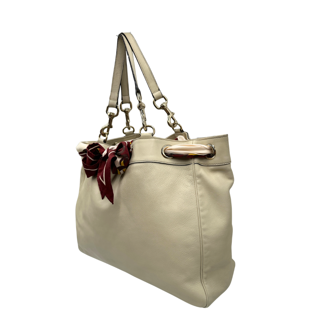 lato  Borsa Gucci in pelle color bianco gesso 
