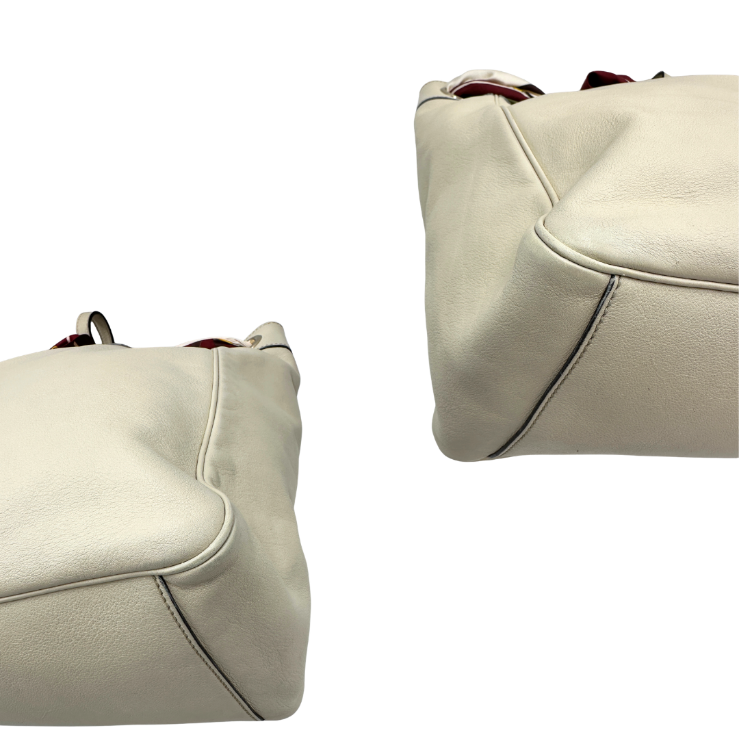 angoli Borsa Gucci in pelle color bianco gesso