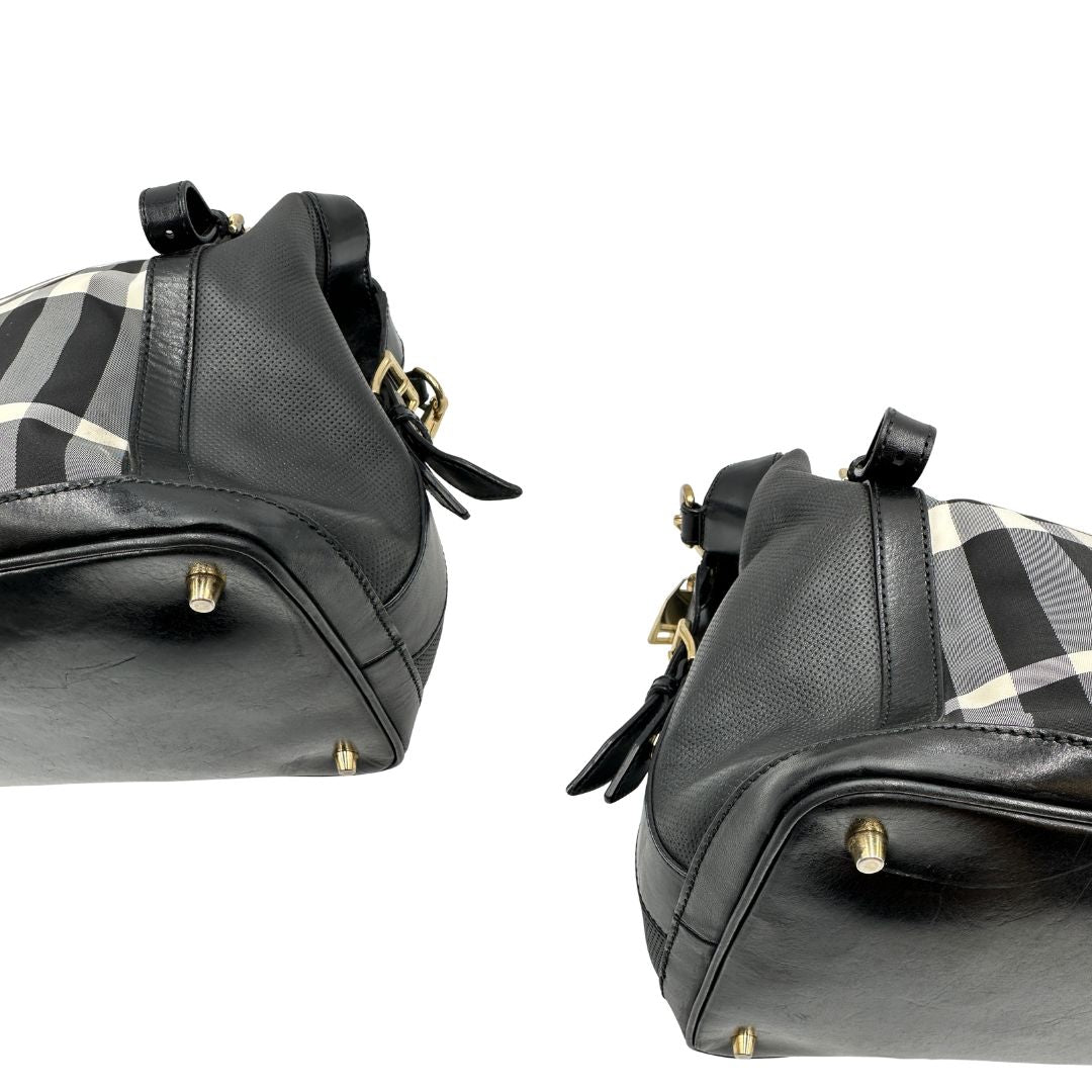 angoli Borsa Burberry in pelle nera 