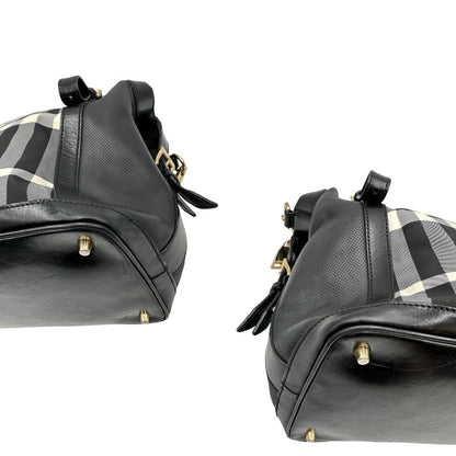 angoli Borsa Burberry in pelle nera 