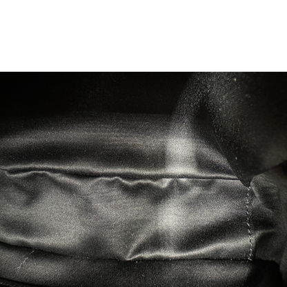 Interno, Borsa Miu Miu Arcadie realizzata in nappa matelassé nera nella verzione mini. Da portare a mano o a tracolla. Originale, usata, di lusso, in condizioni eccellenti