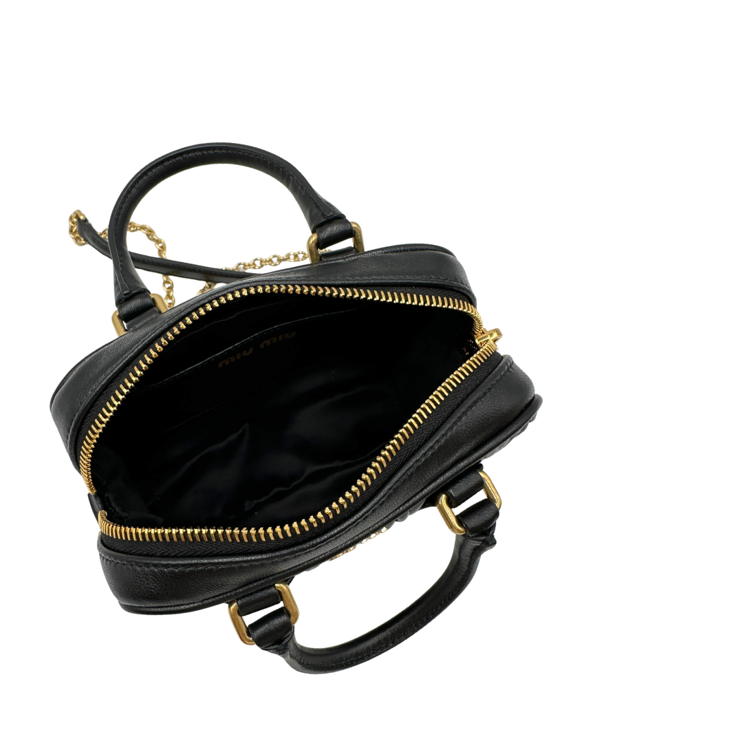 Interno, Borsa Miu Miu Arcadie realizzata in nappa matelassé nera nella verzione mini. Da portare a mano o a tracolla. Originale, usata, di lusso, in condizioni eccellenti