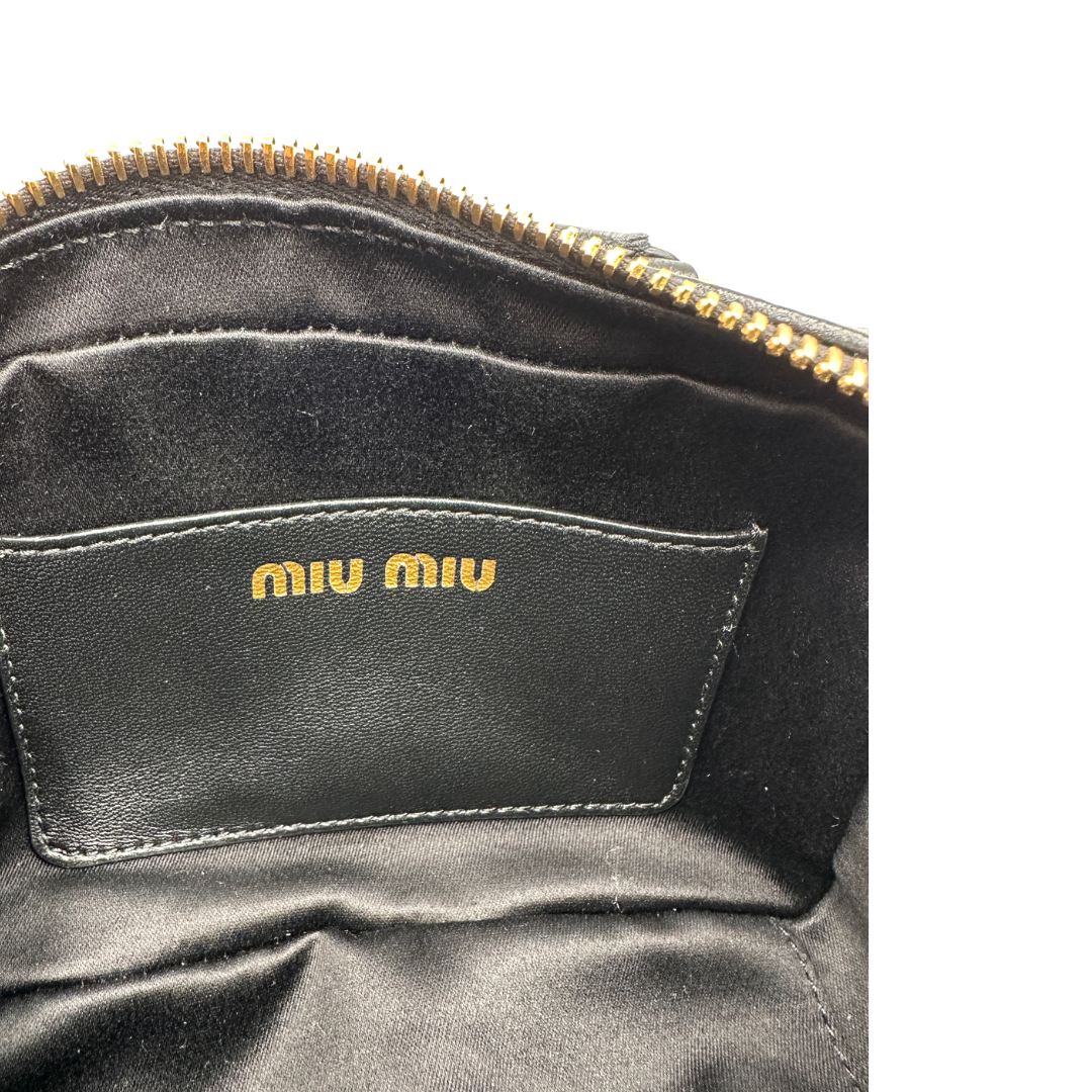 Interno, Borsa Miu Miu Arcadie realizzata in nappa matelassé nera nella verzione mini. Da portare a mano o a tracolla. Originale, usata, di lusso, in condizioni eccellenti