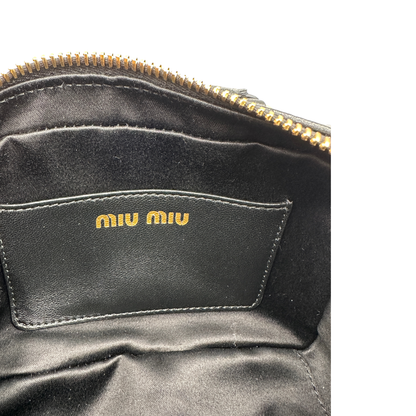 Interno, Borsa Miu Miu Arcadie realizzata in nappa matelassé nera nella verzione mini. Da portare a mano o a tracolla. Originale, usata, di lusso, in condizioni eccellenti