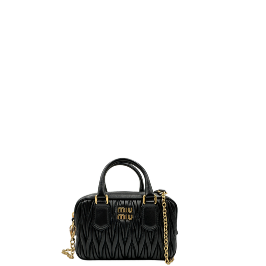  Front, Borsa Miu Miu Arcadie realizzata in nappa matelassé nera nella verzione mini. Da portare a mano o a tracolla. Originale, usata, di lusso, in condizioni eccellenti