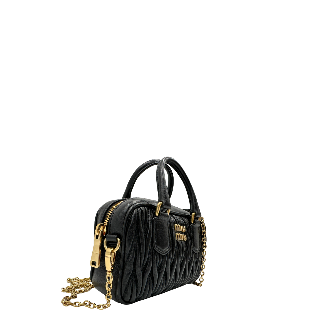 Lato, Borsa Miu Miu Arcadie realizzata in nappa matelassé nera nella verzione mini. Da portare a mano o a tracolla. Originale, usata, di lusso, in condizioni eccellenti