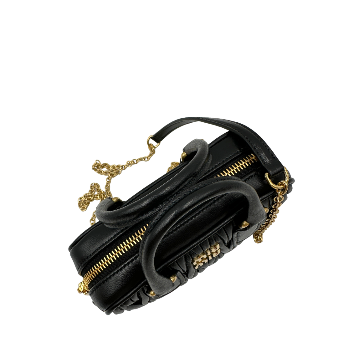 Manici Borsa Miu Miu Arcadie realizzata in nappa matelassé nera nella verzione mini. Da portare a mano o a tracolla. Originale, usata, di lusso, in condizioni eccellenti