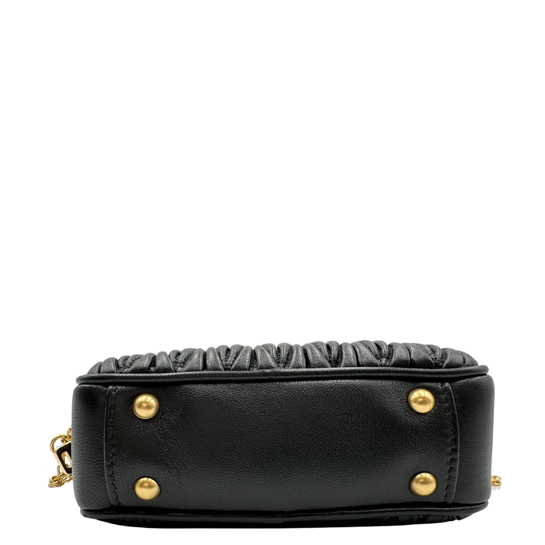 Base, Borsa Miu Miu Arcadie realizzata in nappa matelassé nera nella verzione mini. Da portare a mano o a tracolla. Originale, usata, di lusso, in condizioni eccellenti