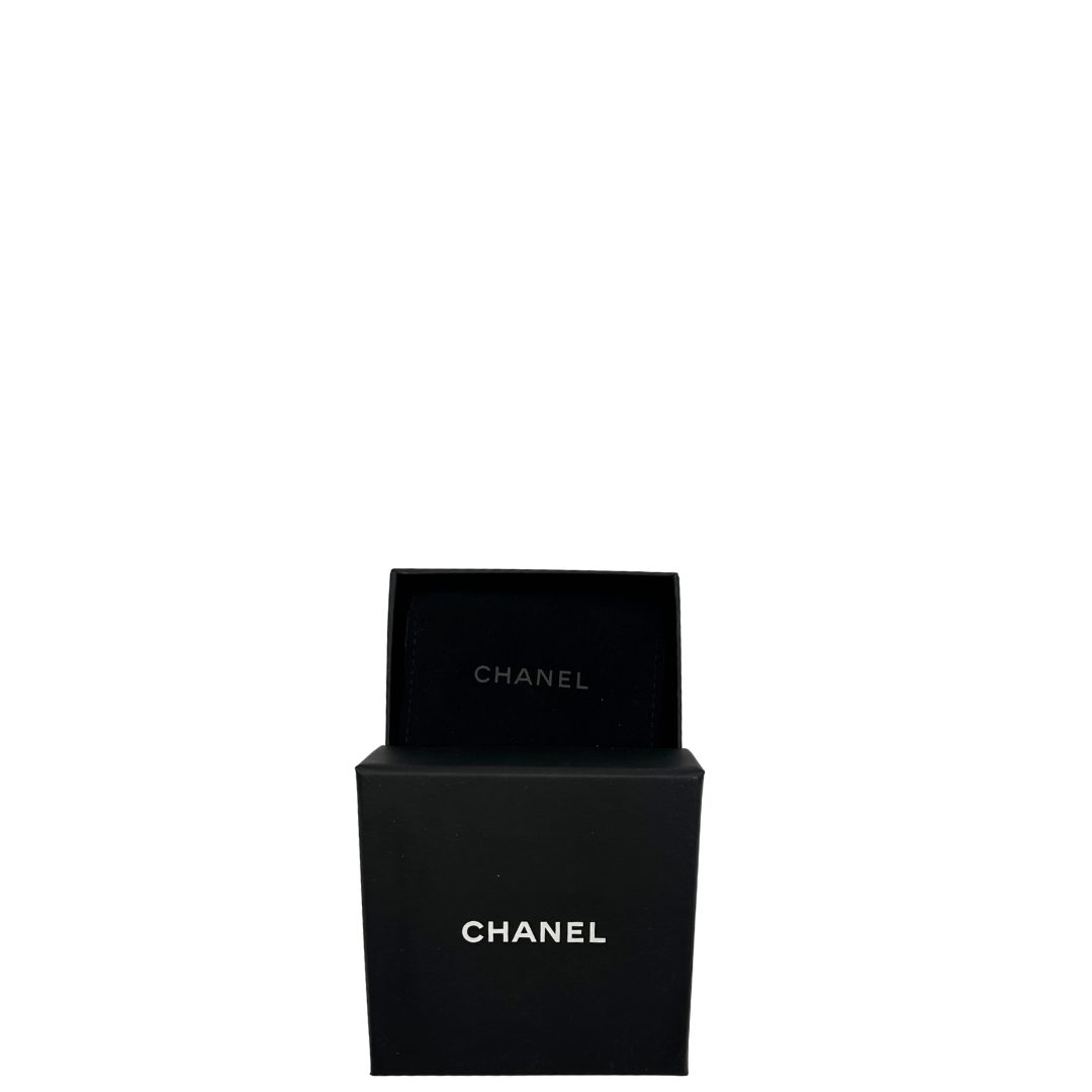  Corredo, Elegante Spilla Chanel con iconico logo CC intrecciato in metallo dorato, impreziosito di perle decorative. Originale, usata, di lusso, in ottime condizioni.