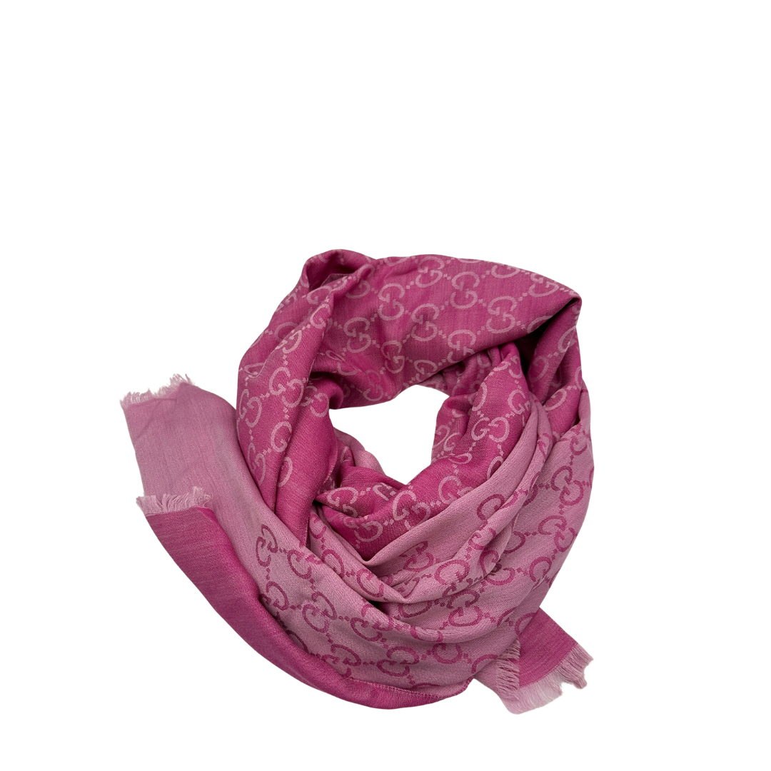 Stola Gucci in misto seta e lana fucsia e rosa con trama GG e bordi sfrangiati. Originale, usata, di lusso in condizioni eccellenti